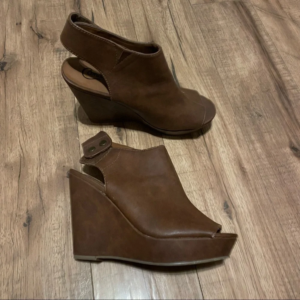 👡Candie’s peep toe wedges👡